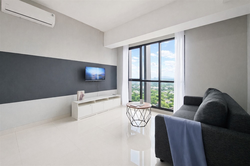 Homey And Spacious 3Br With City View At Apartment The Ayoma