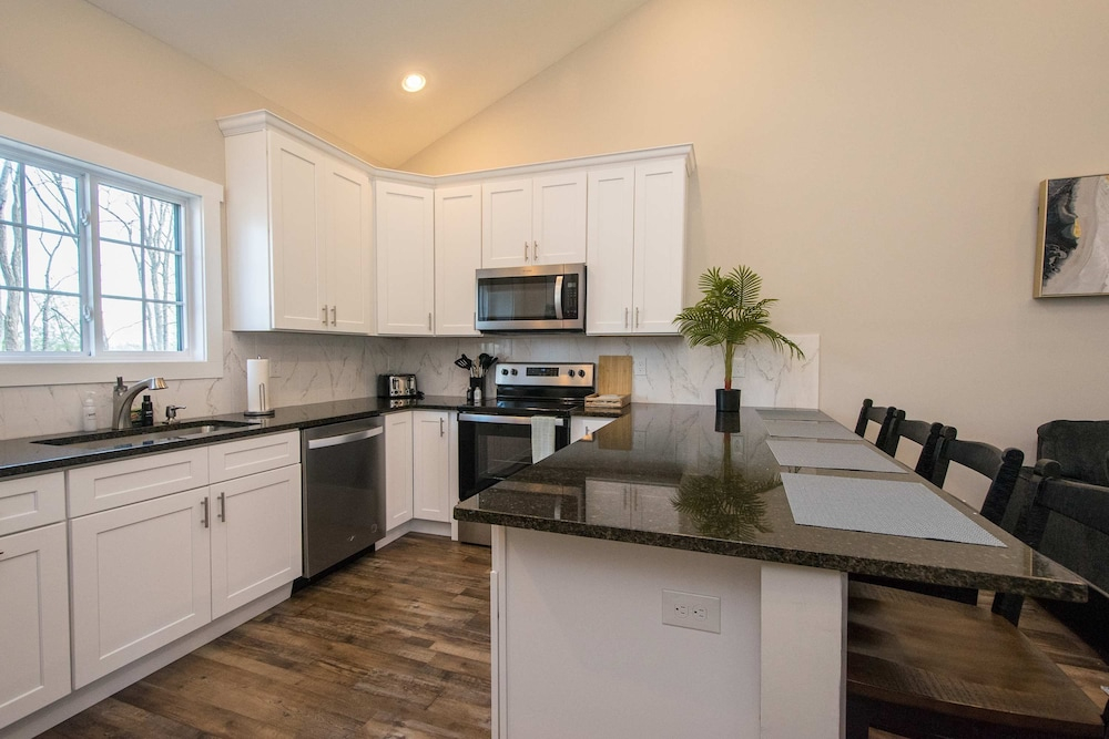 Modern Upper Retreat w Free Tix Deck 2 Suites