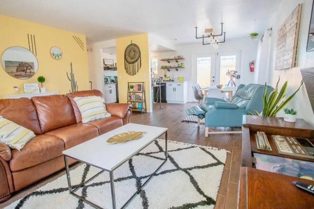 New! JT SUNSHINE HOUSE Cozy, Artsy & Comfy, Dog Friendly, 3BD