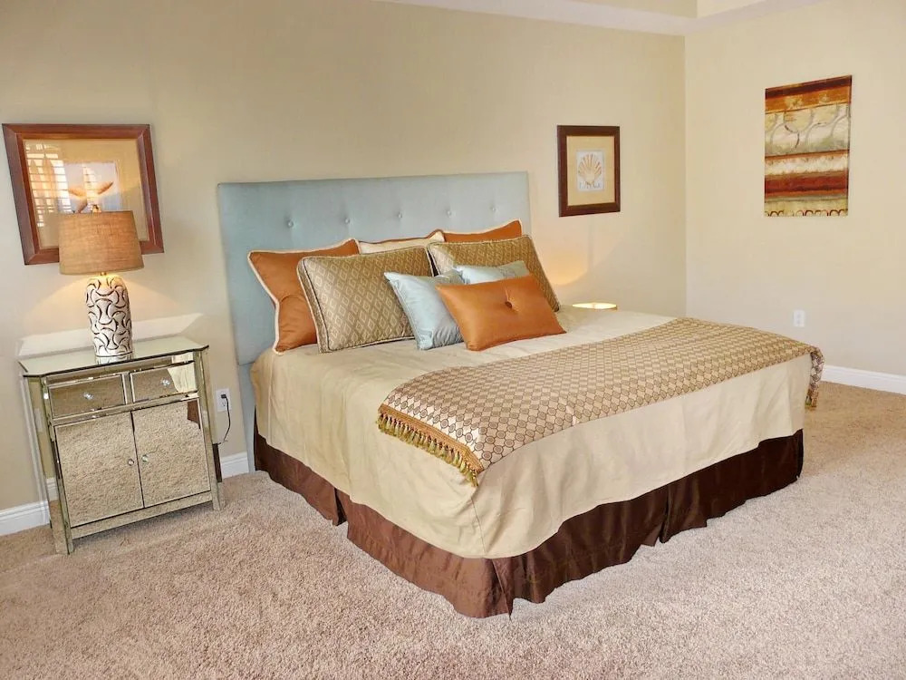 Luxurious Esplanade condo overlooking bay