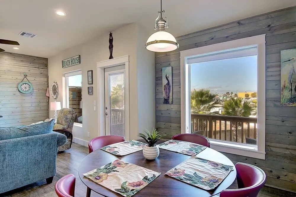 Saltwater Hippie 3 Bedroom Condo by Redawning