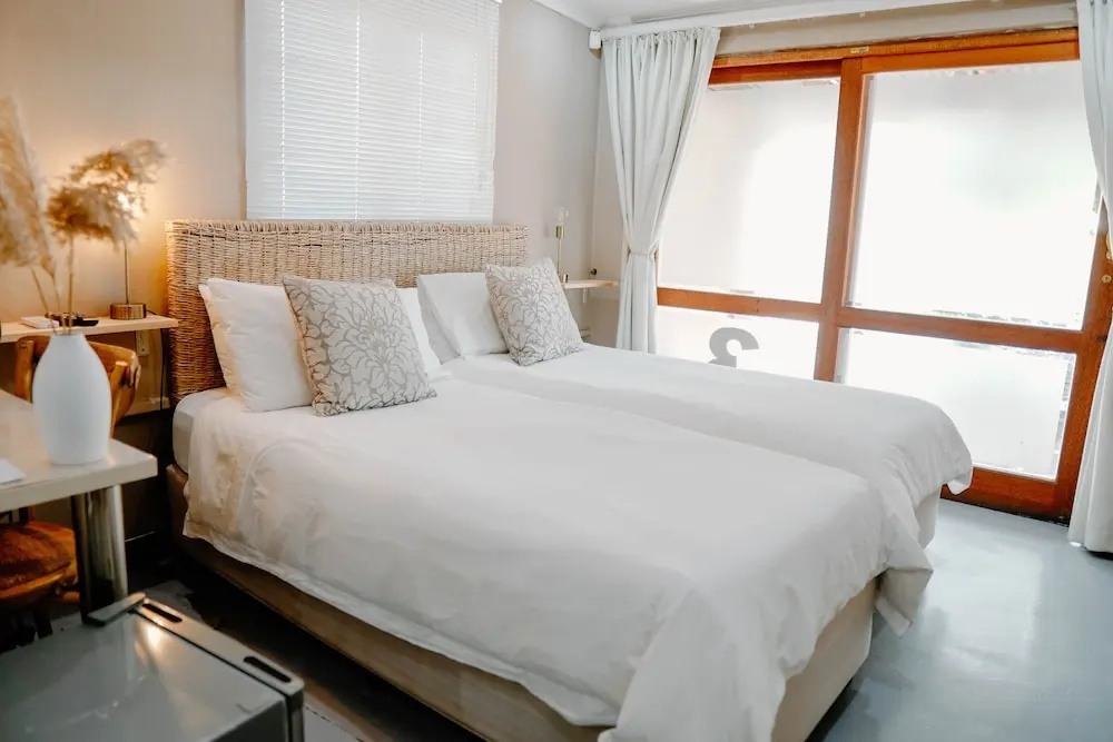 Lighthouse Guesthouse & Cafe