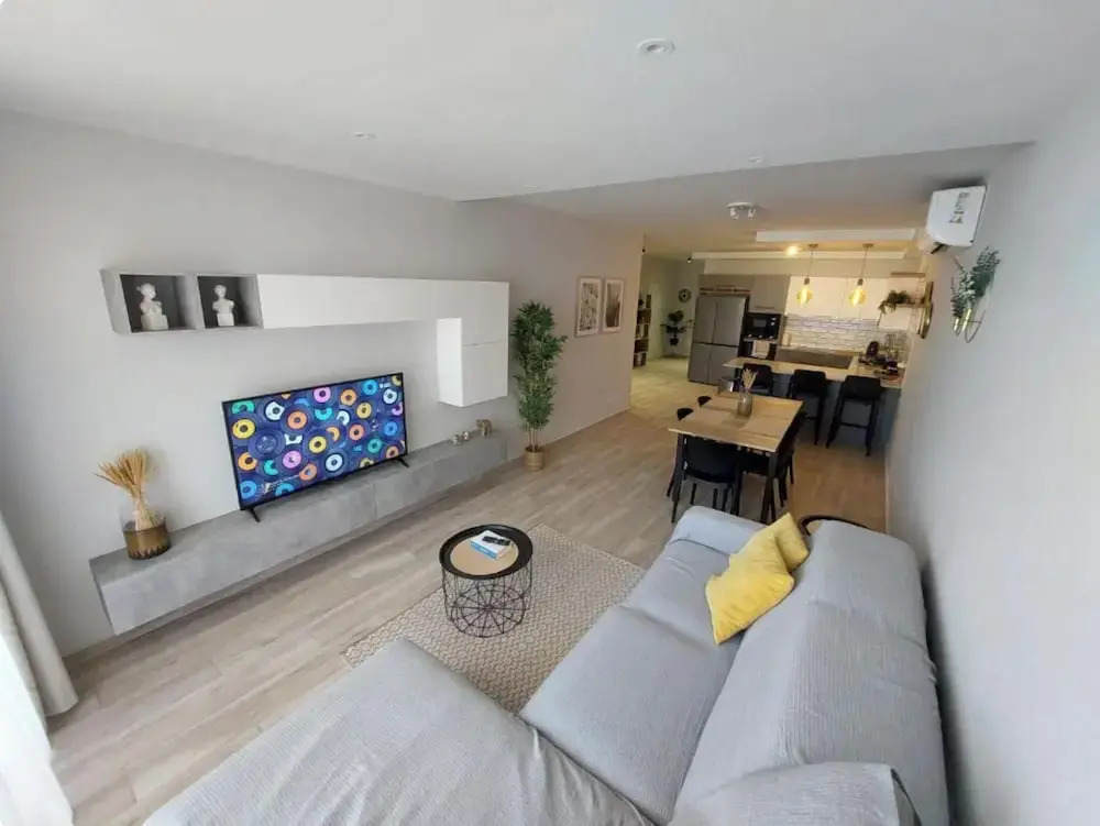 Modern 3BR Apt With Large Balcony