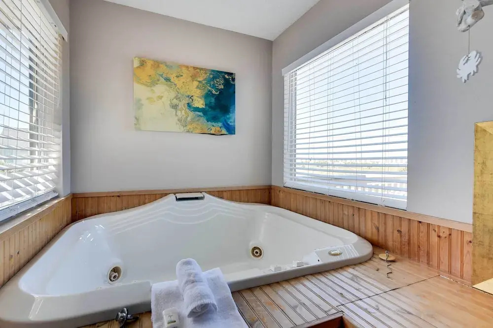 Walk to Ocean! Family & Pet-friendly Galveston Gem