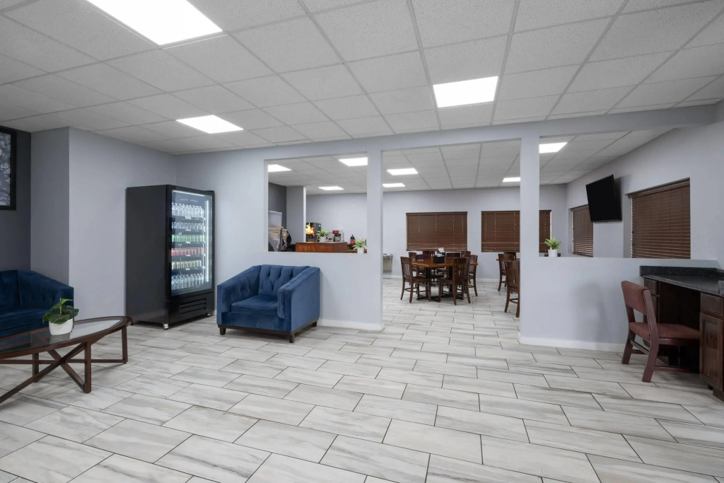 Super 8 by Wyndham Macon West