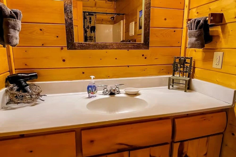Across the Creek Cabin by Beyond Expectations With Hot Tub