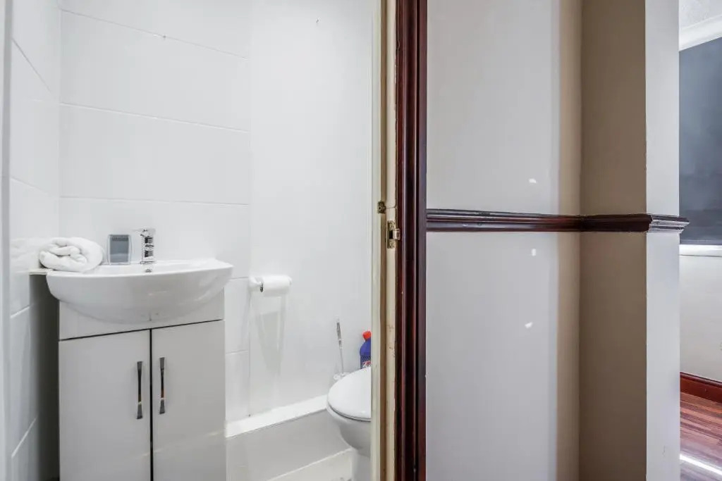 TMS Spacious 3-bed House! Tilbury! Free Parking!