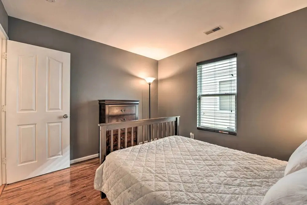 Pet-friendly Retreat w/ Yard: ~ 8 Mi to Downtown!