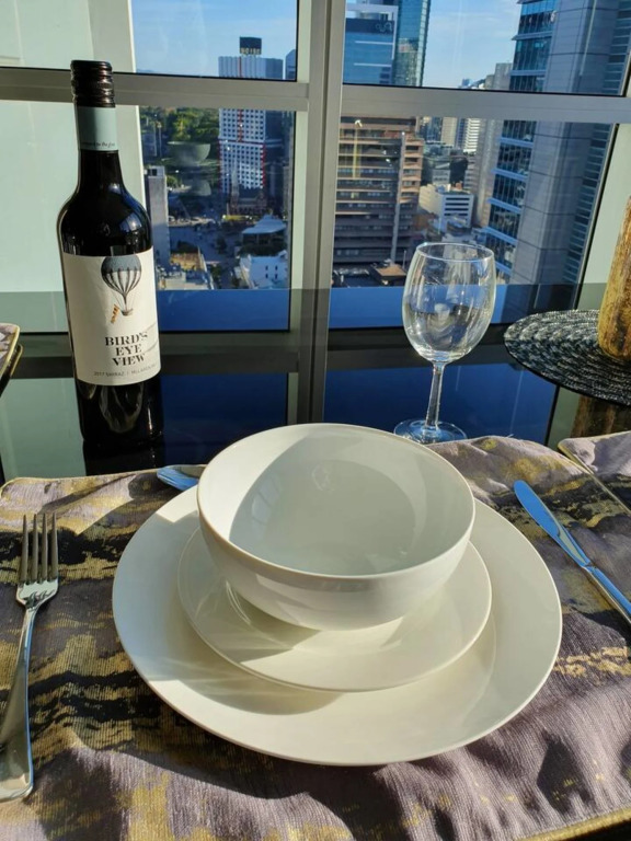 2BR EPIC VIEWS ★CBD★ 2 Cars ★Pool★Wine★Gym★Netflix