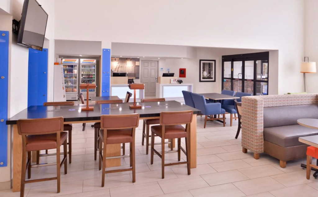 Holiday Inn Express & Suites Farmington Bloomfield by IHG