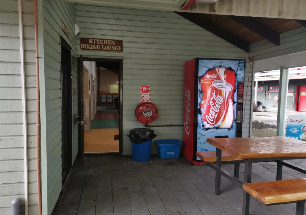 Smoke Lake Hot Springs Lodge & Camp
