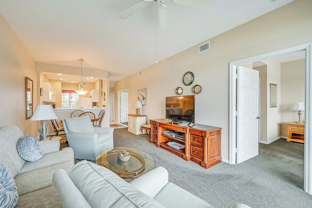 Naples Condo w/ Pond Views & Patio - Near Golf!