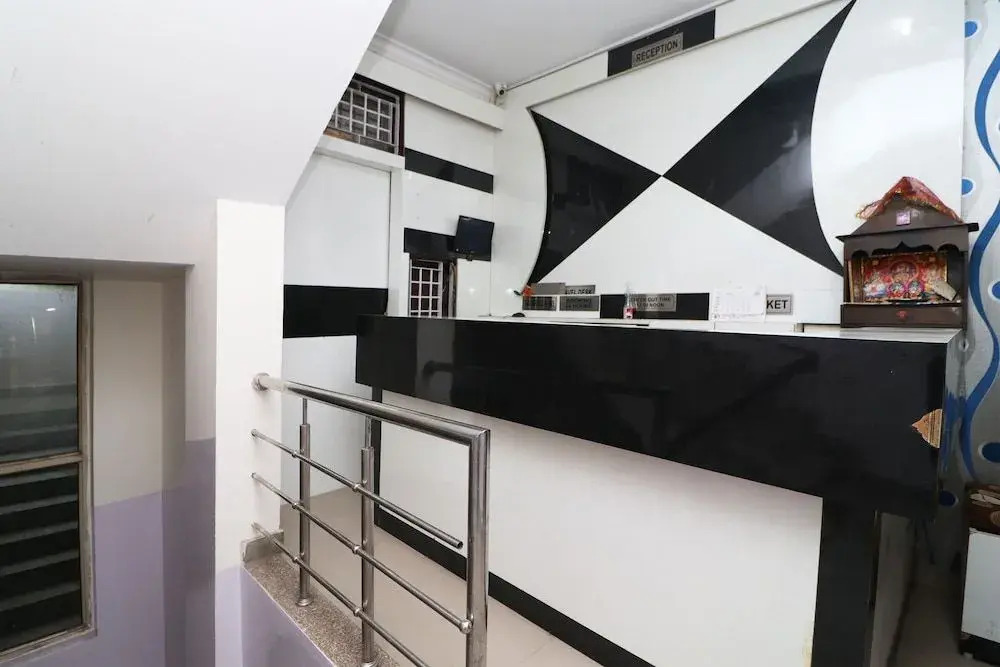 OYO 28620 Hotel Monarch
