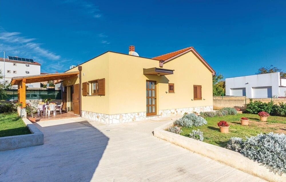 Stunning Home in Liznjan With Wifi and 2 Bedrooms