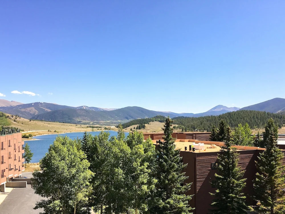 New Listing! Beautiful New Mountain-view 3 Bedroom Condo
