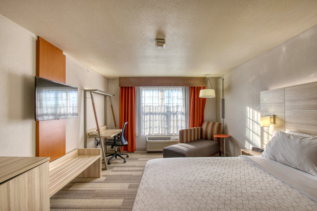 Holiday Inn Express Hotel & Suites Milwaukee Airport, an IHG Hotel