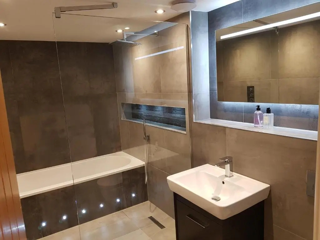 Central Windermere Luxury two bed Apartment Dog Friendly