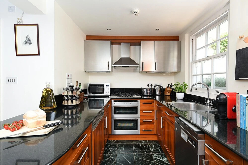 Stylish 2BR Home in Notting Hill