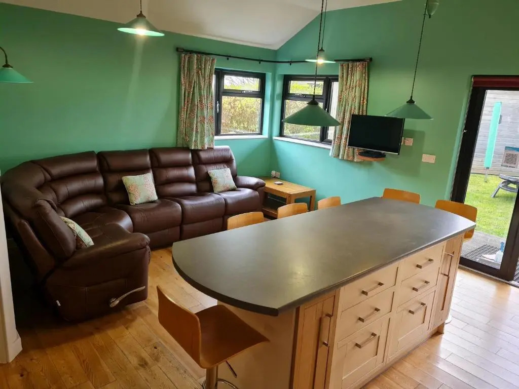 Tor Farm Lodges - Private Hot Tubs, Shared Seasonal Outdoor Pool, Dog Friendly