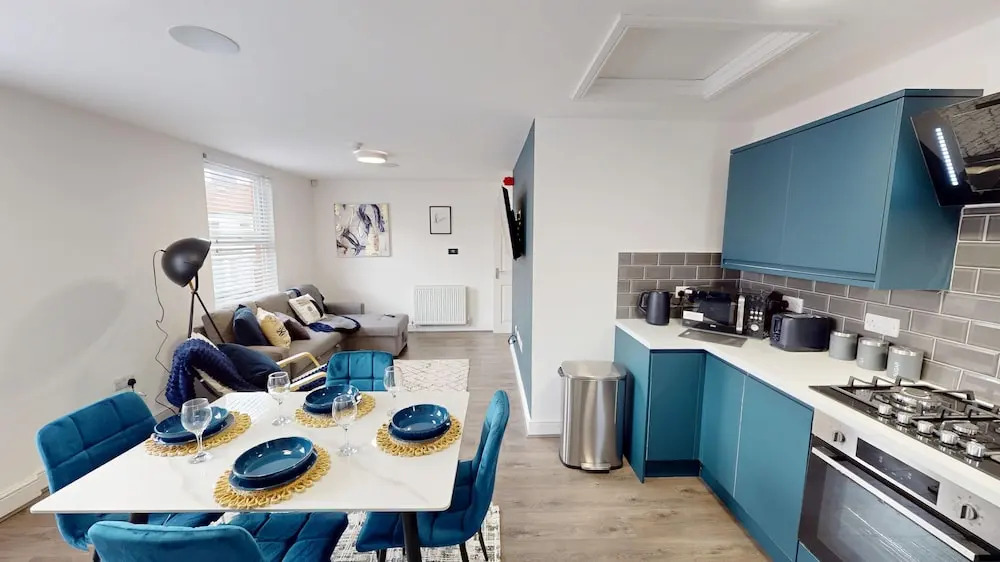 5 TVs 10 Mins to City 2 Showers Parking