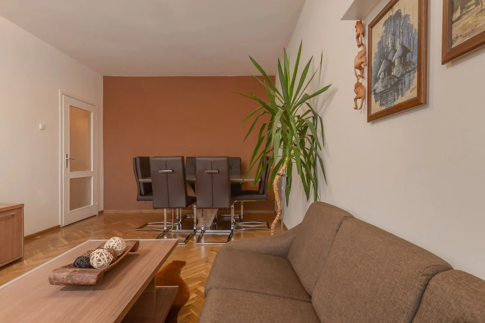 FM Deluxe 2-BDR Apartment - Our Home Is Your Home