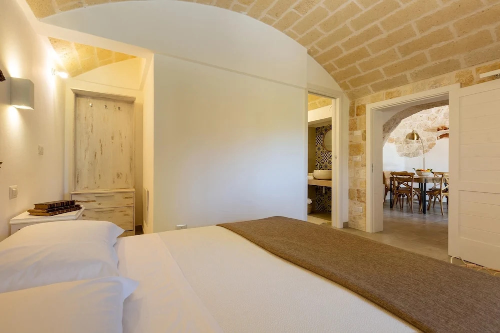 2220 Trulli Biancapetra by Perle di Puglia