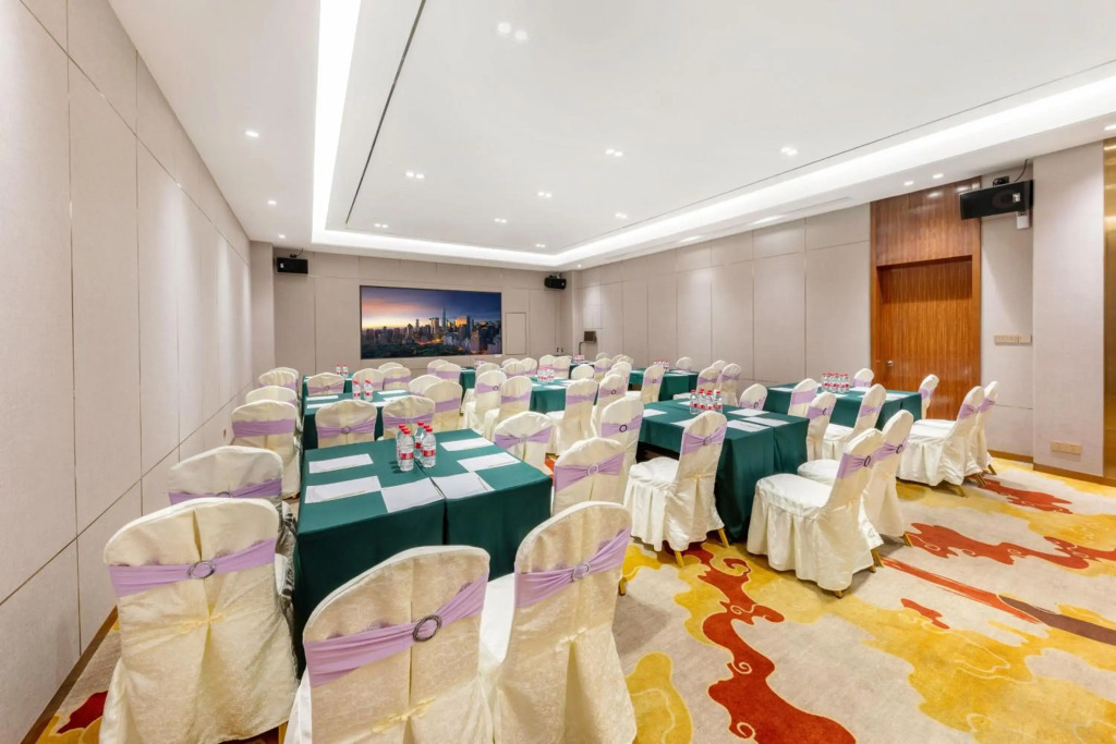 Qianhai Holiday Hotel