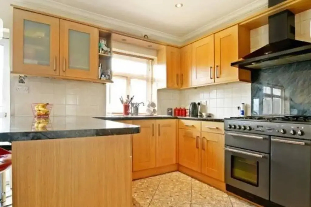 Beautiful 6 Bedroom with spacious Lounge & Rooms Free parking