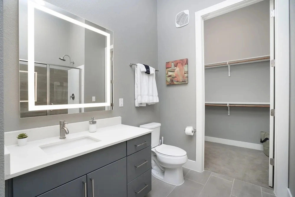 1 BR and 2 BR near Downtown by Frontdesk