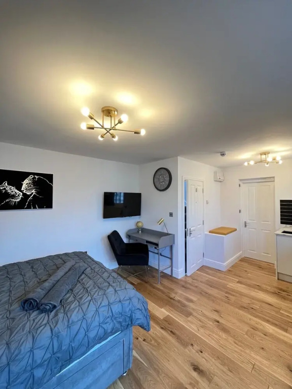 Cozy London Apartment , 2 Minutes to Tube!