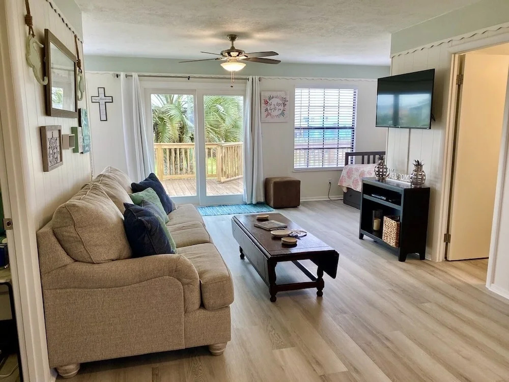 Sea Salt On The Rim 2 Bedroom Home by Redawning