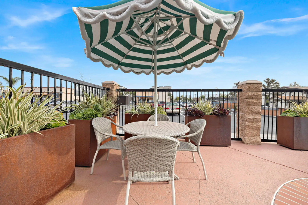 Econo Lodge Inn & Suites Escondido Downtown