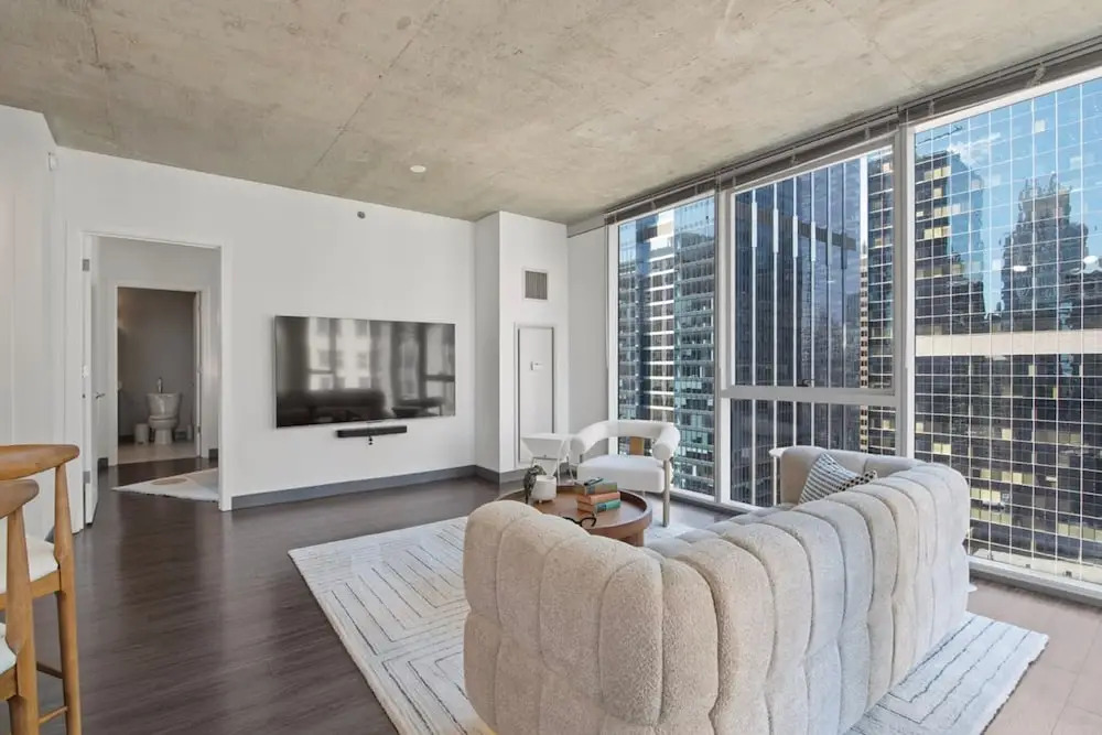 Loop City Views 2BR Apt Near Riverwalk