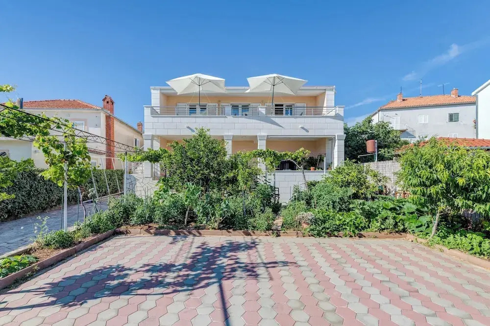 Seafront apt With Balcony, sea View and Mooring