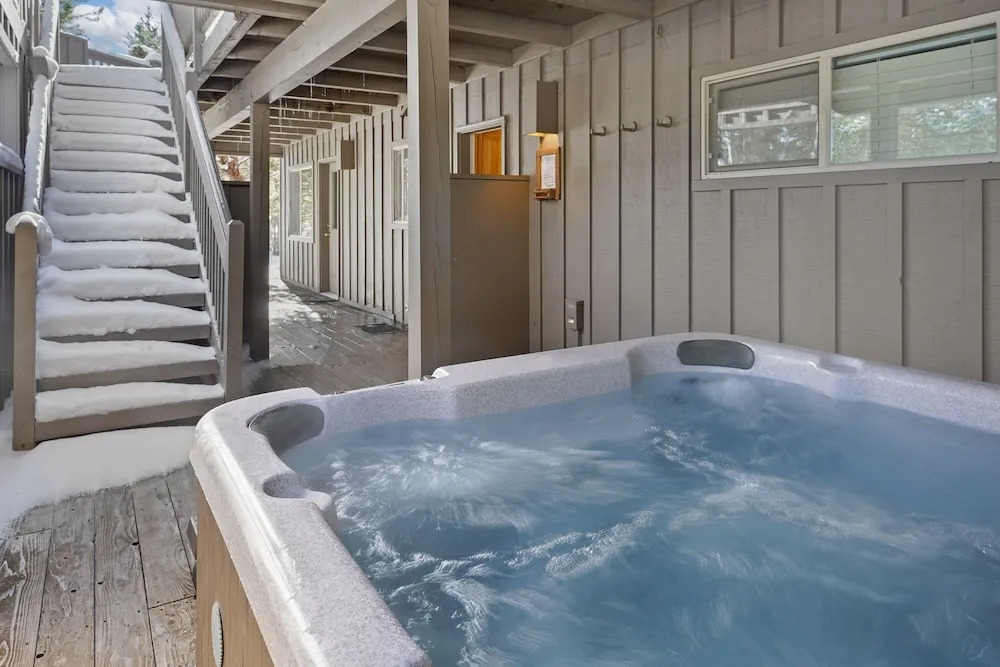 2 Sarazen Home with Hot Tub and BBQ on the Deck, Close to Woodlands Golf Course by RedAwning