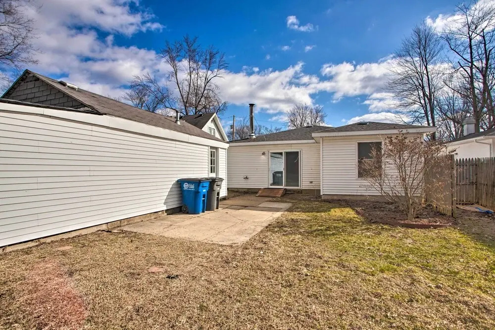 8 Mi to Lake Eerie & Dtwn Toledo! Peaceful Cottage