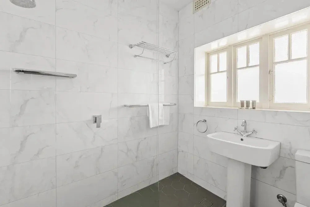 Fairlight 2-bed Apartment Steps From the Beach