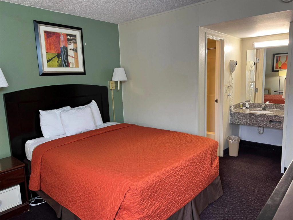 Days Inn by Wyndham Southern Hills/ORU