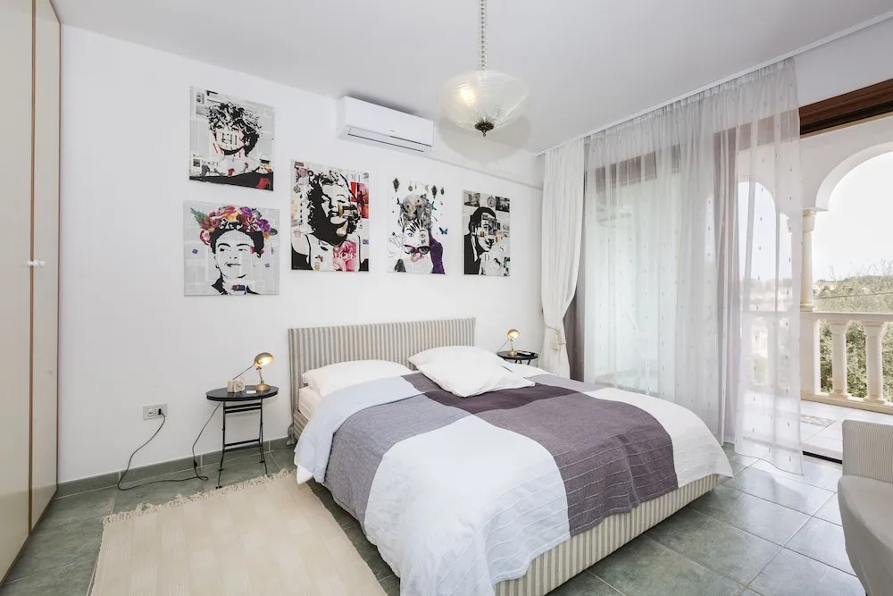 Room Alma 1