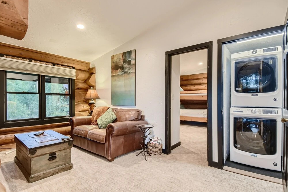 Platinum Mountain Home Getaway, Private Hot Tub, Nearby Outdoor Activities! 4 Bedroom Home by RedAwning