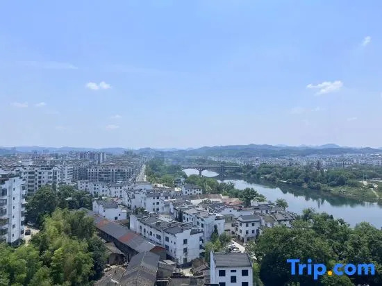 Yueya Fengjing Hotel (Shangrao Wuyuan Cultural Square Landscape Bridge)