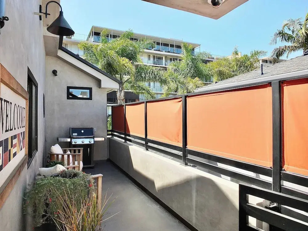 Naples Luxury Retreat - 2 BDR Stay for 4 With Rooftop Patio Near Shops