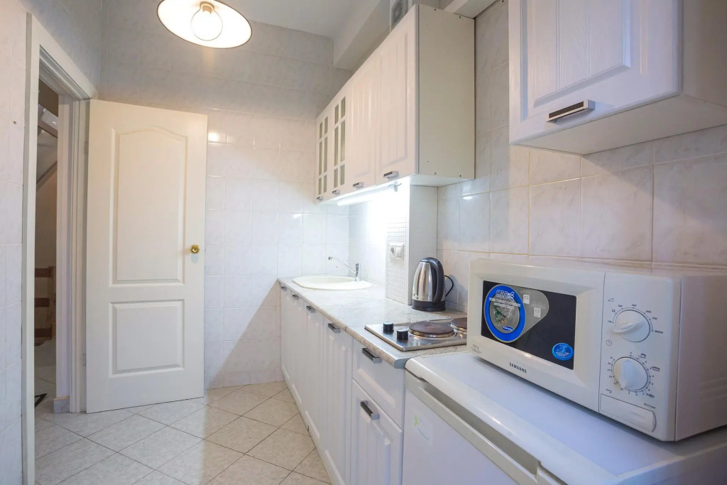 Август