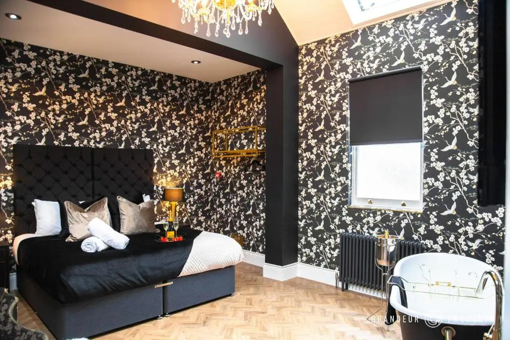Opulent 2bedroom Apartment, Bournemouth, Parking