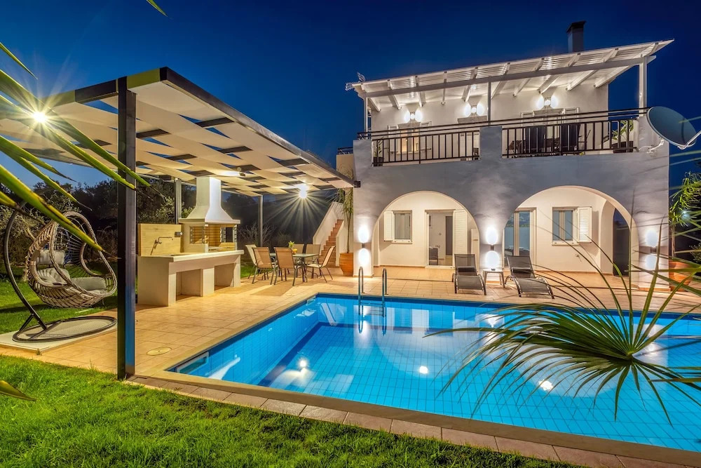 Kournas-sleeps8-parking-garden-pool-petfriendly