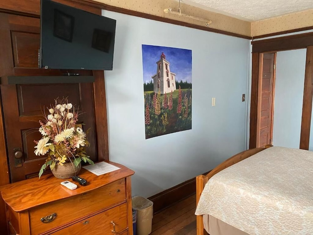 Colonial Charm Inn