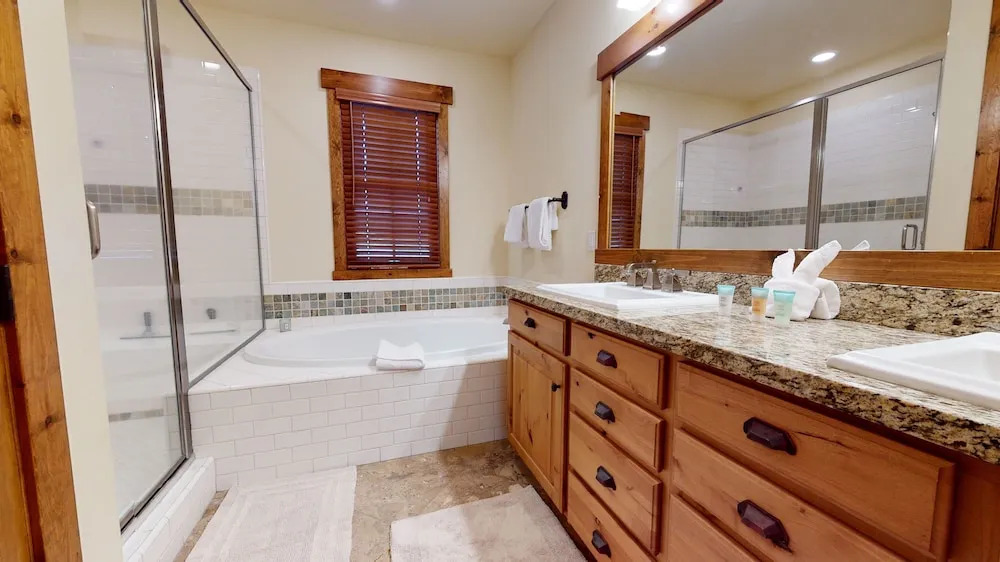 Snowcreek VI The Lodges 1130 Pet-Friendly, Beautiful and Spacious, Garage and Washer Dryer by RedAwning
