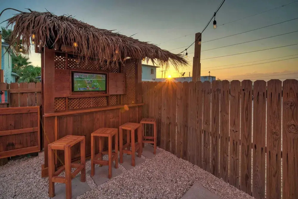 Sleeps 24, 2 Homes Pool, Backyard Tiki Bar, Fire Pit, Cornhole Walk to Beach