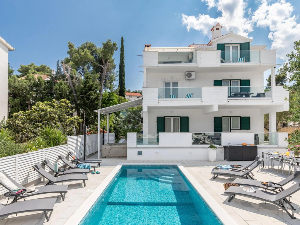 Apartment in Slatine Near the Sea Beach