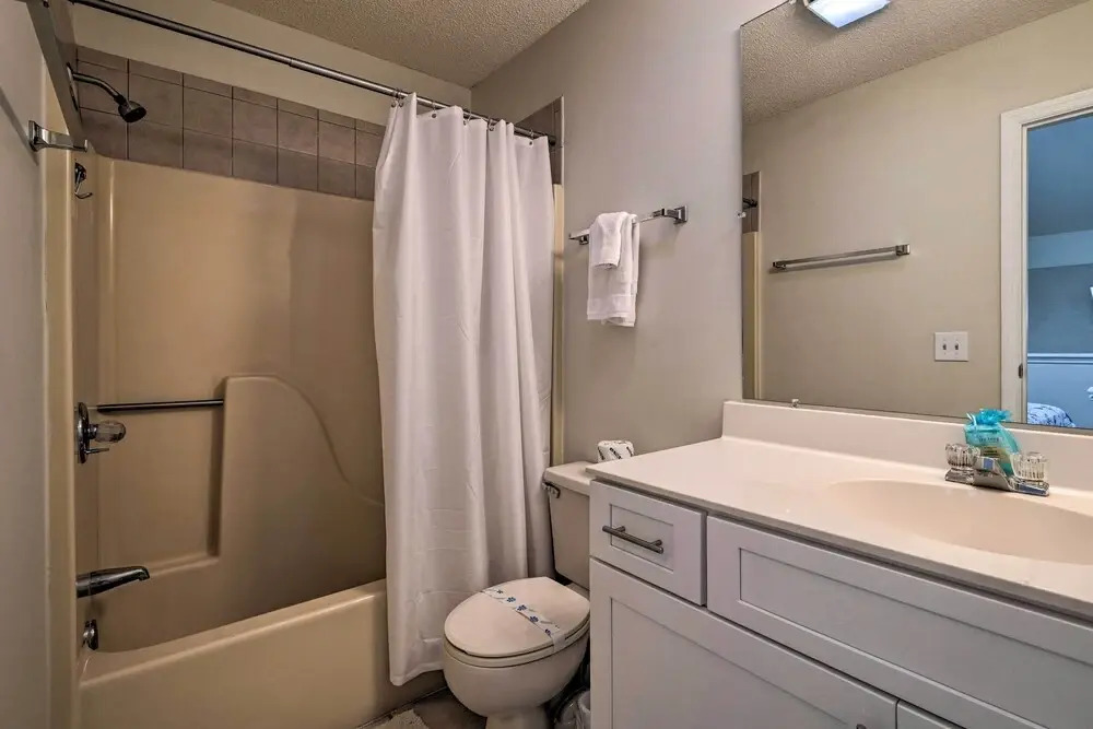 2 Mi to Surfside Beach: Golf Getaway w/ Balcony!